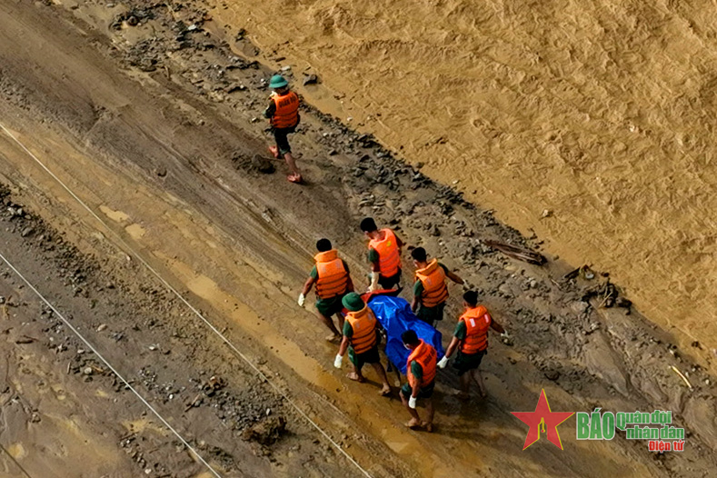 Bộ đội dầm mình trong bùn tìm kiếm nạn nhân Làng Nủ